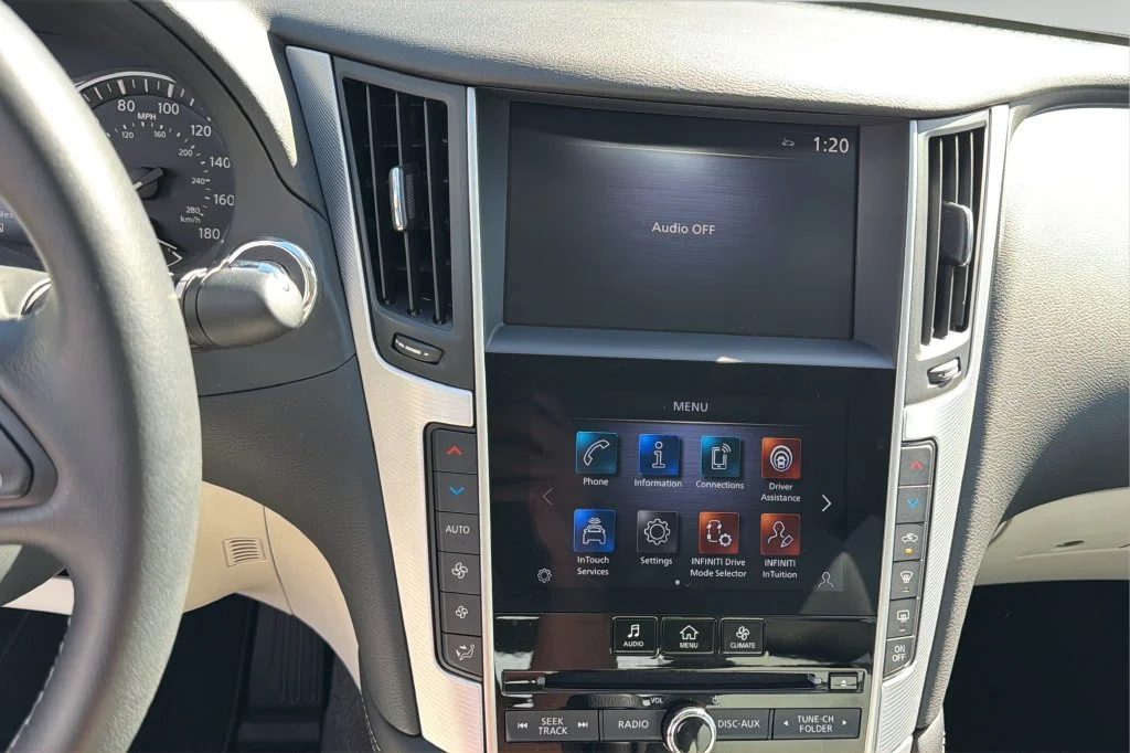 Used 2023 White INFINITI LUXE image 23