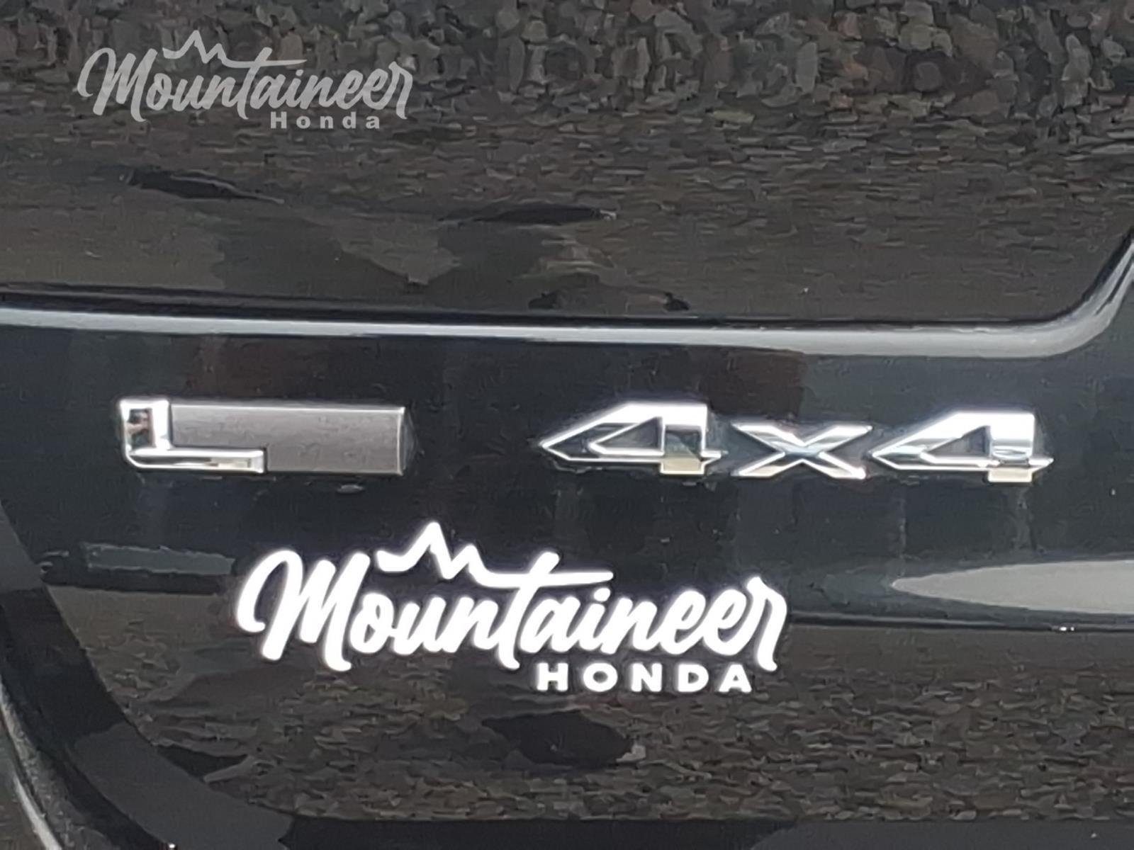 Used 2023 Diamond Black Crystal Pearlcoat Jeep Limited image 9