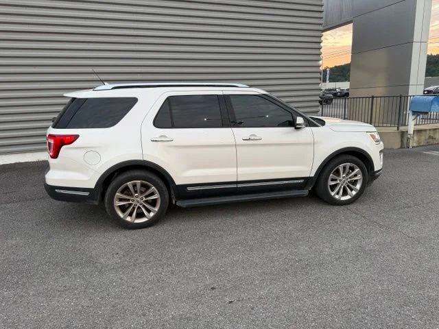 Used 2018 White Ford Limited image 4