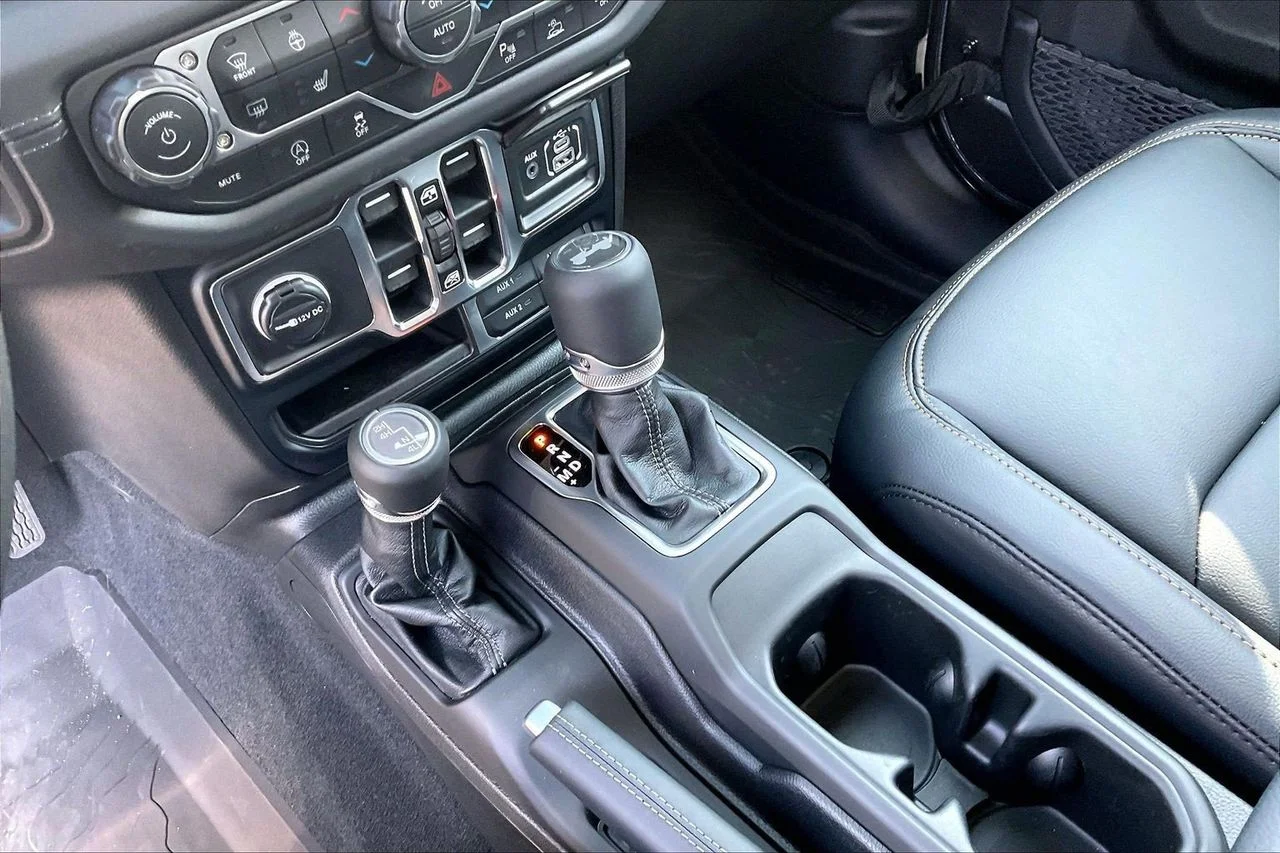 New 2026 Granite Crystal Metallic Clear-Coat Exterior Paint Jeep Sahara image 29