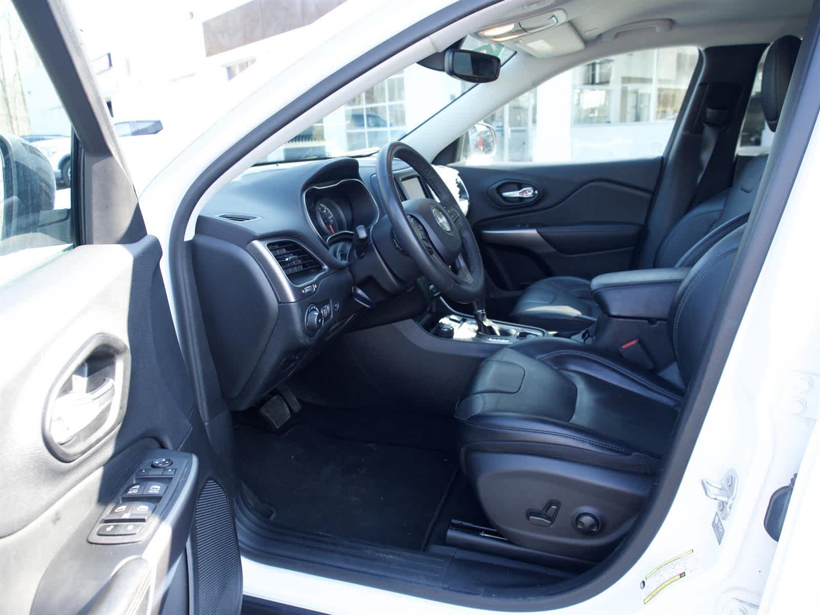 Used 2022 White Jeep Latitude Lux 4x4 image 10