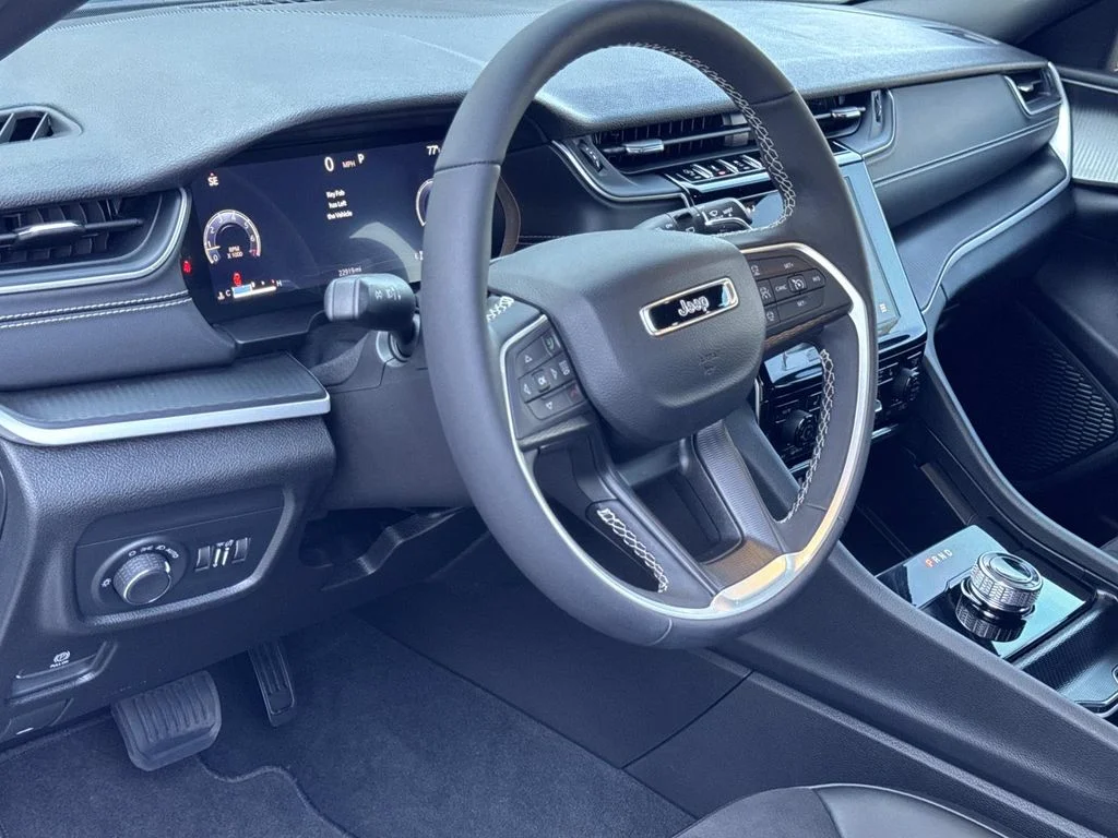 Used 2024 White Jeep Altitude image 21