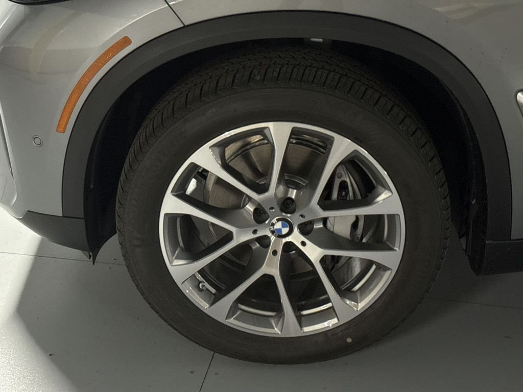 New 2026 Gray Metallic BMW xDrive40i image 10