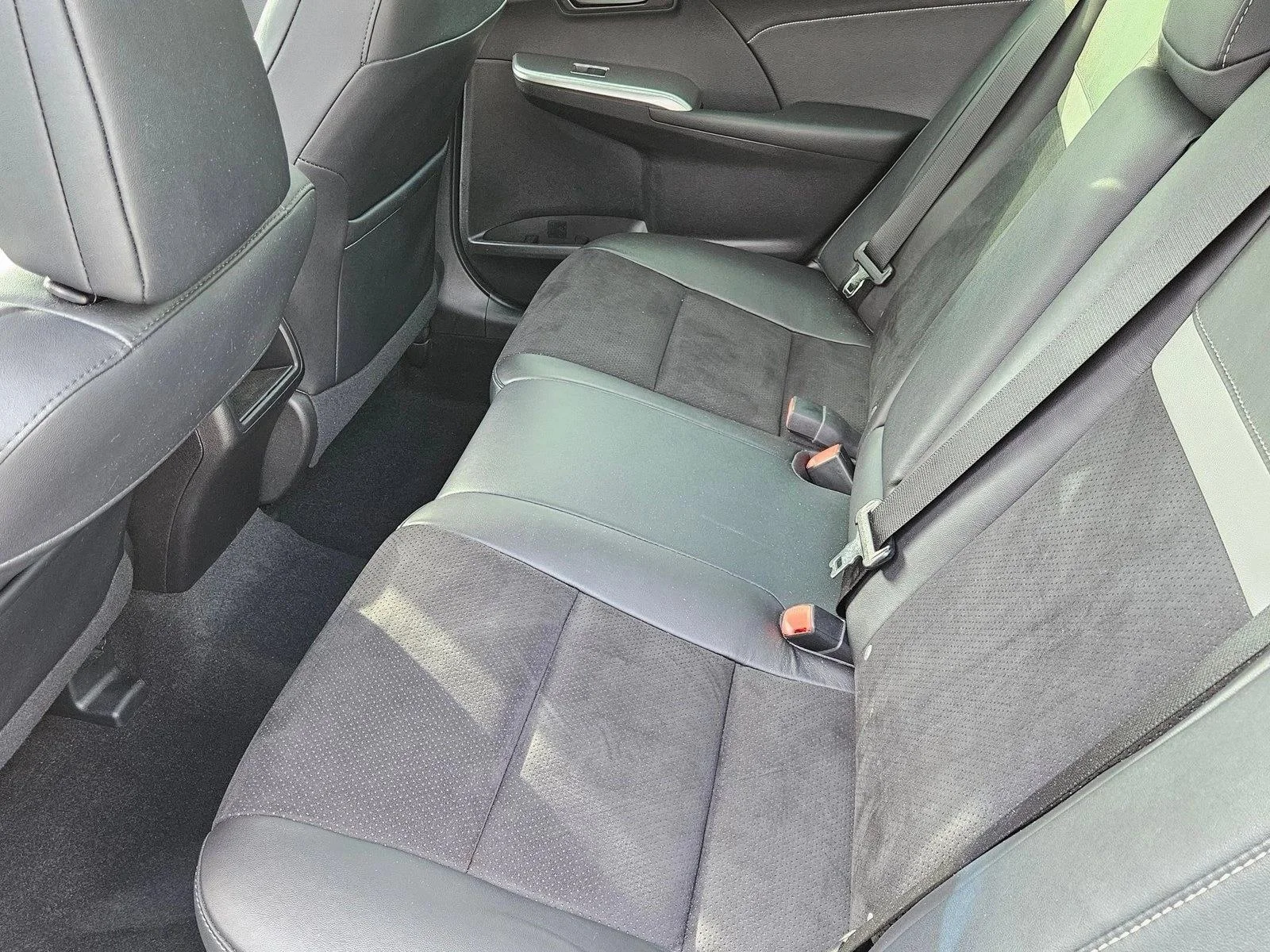Used 2014 Classic Silver Metallic Toyota SE image 19
