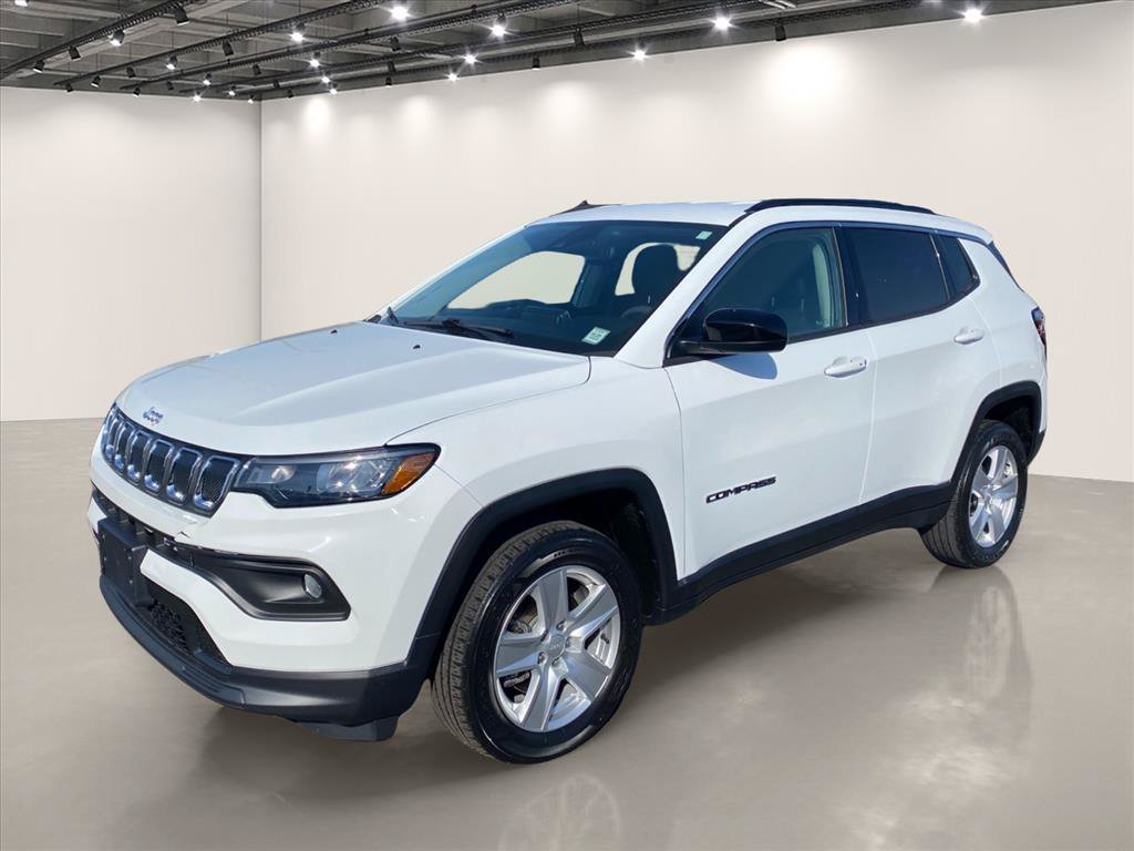 Used 2022 Bright White Clearcoat Jeep Latitude image 3