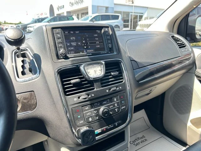 Used 2015 Red Chrysler Touring image 41