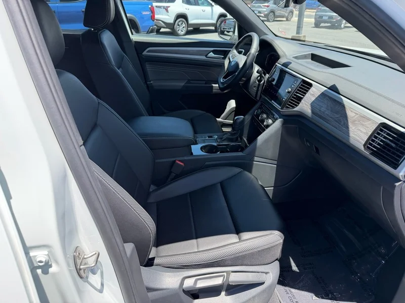 Used 2023 White Volkswagen 2.0T SE w/Technology image 18
