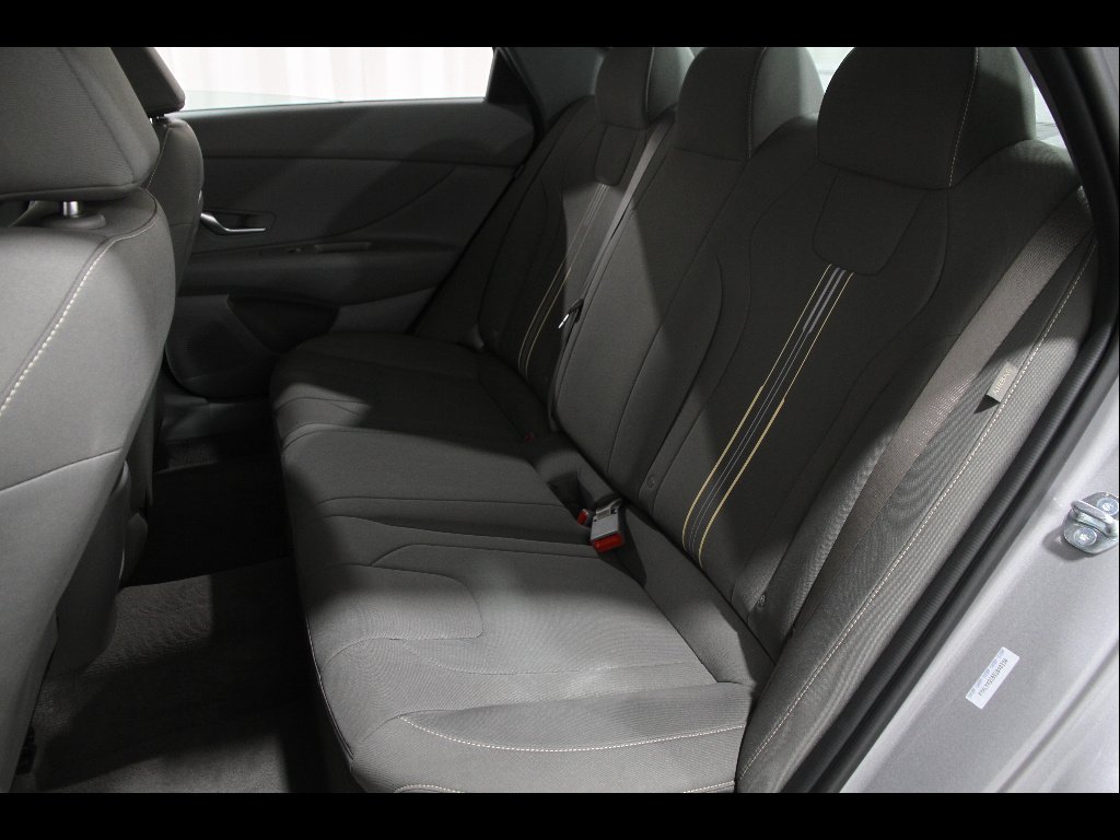 2025 Hyundai Elantra SEL - Photo 17