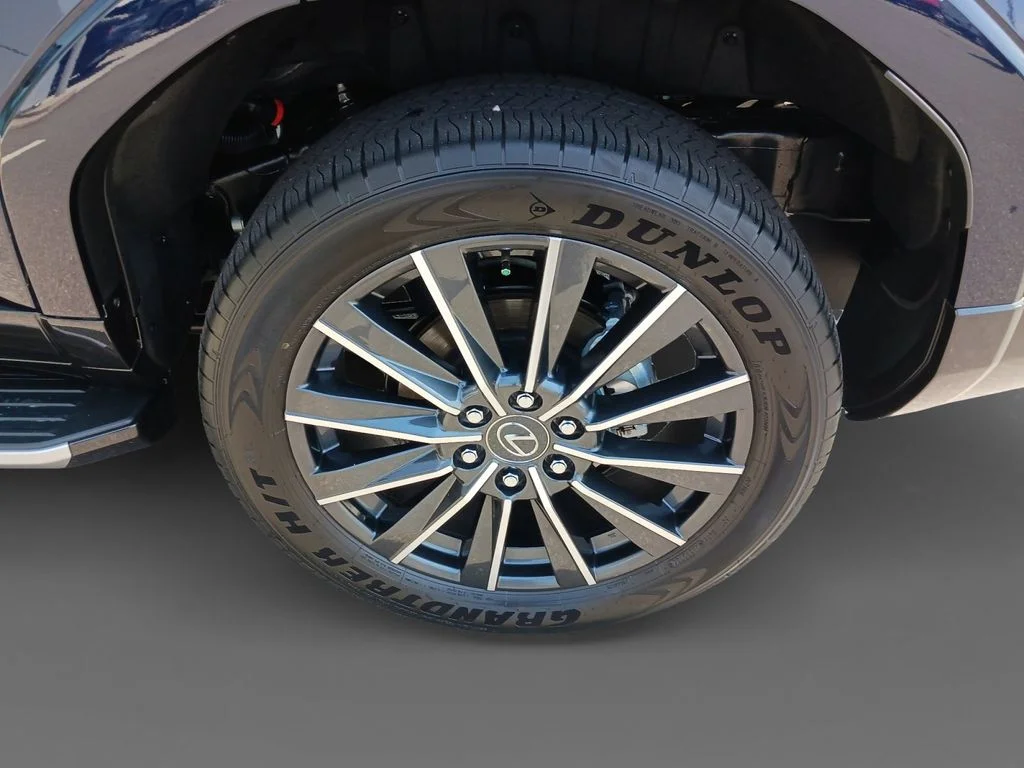 Used 2025  Lexus 550 Luxury image 8
