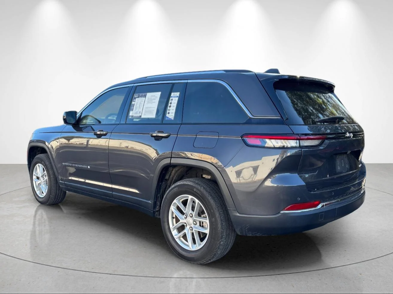 Used 2023 Baltic Gray Metallic Clearcoat Jeep Laredo image 3