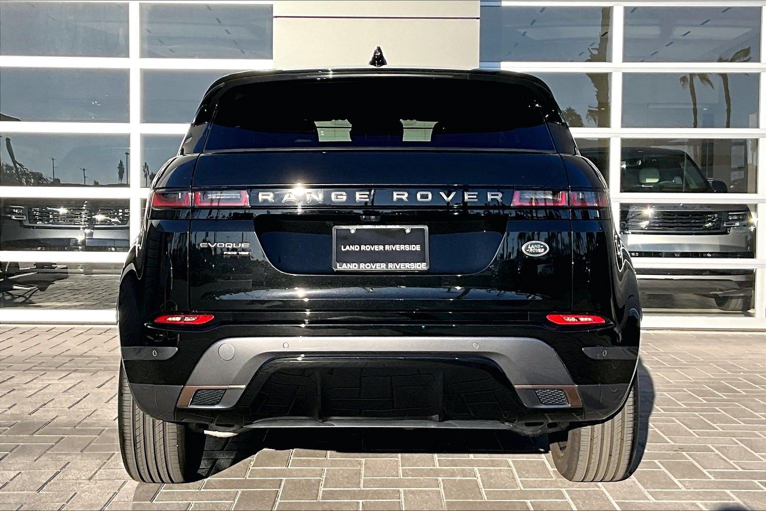 Used 2020 Black Land Rover R-Dynamic HSE image 4
