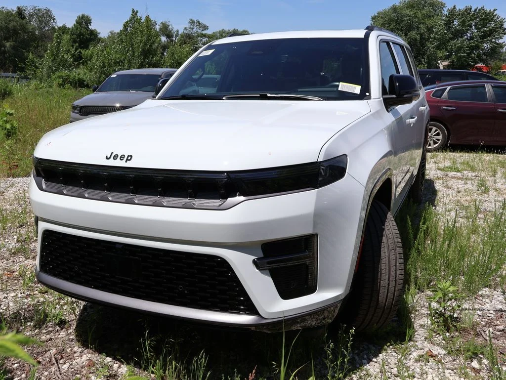 New 2026 Bright White Clear-Coat Exterior Paint Jeep Limited Reserve image 4