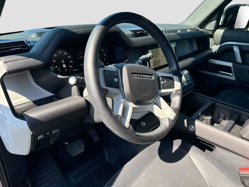 Used 2024  Land Rover X-Dynamic SE image 10