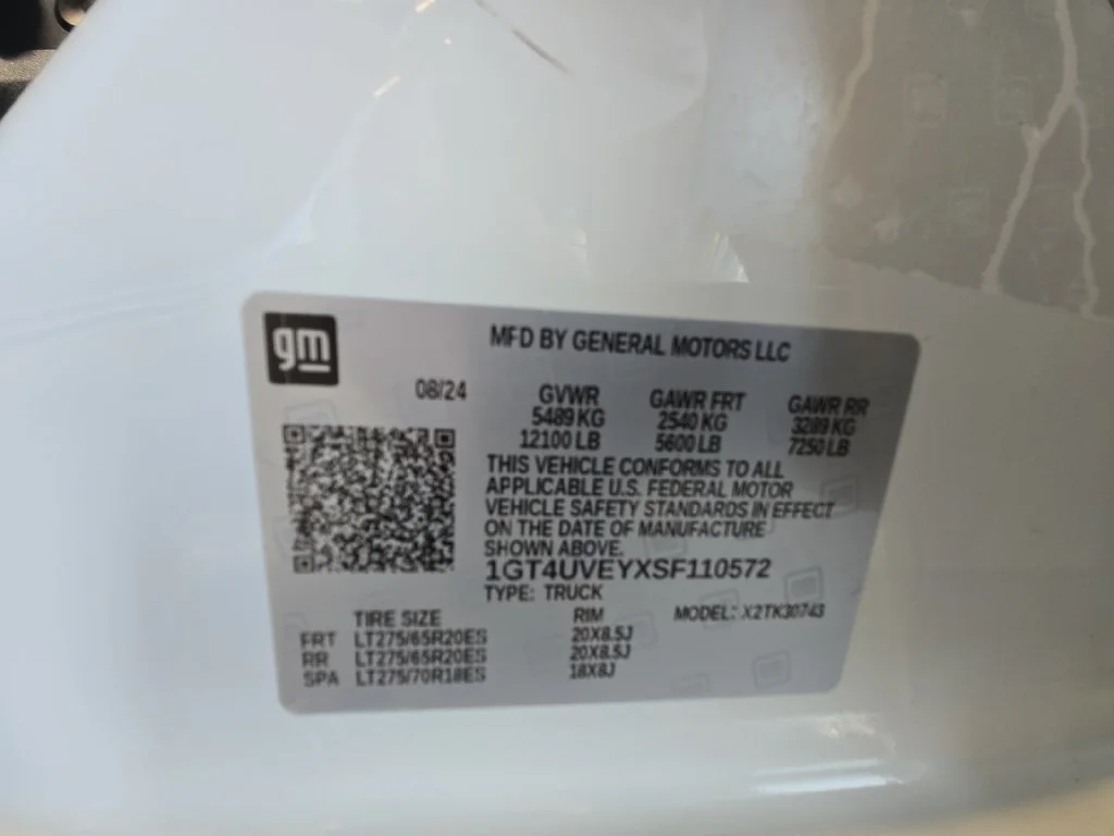 Used 2025 Summit White GMC AT4 image 25