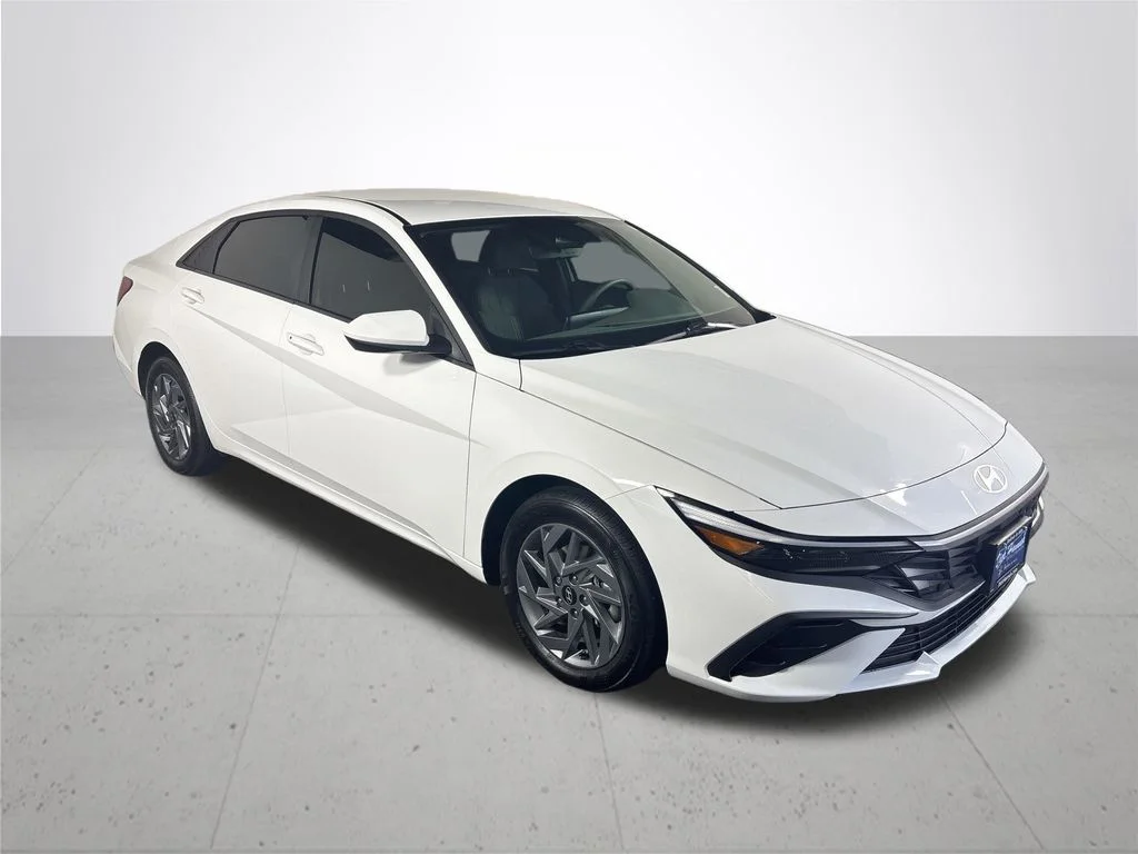 Used 2025 White Hyundai Blue image 4