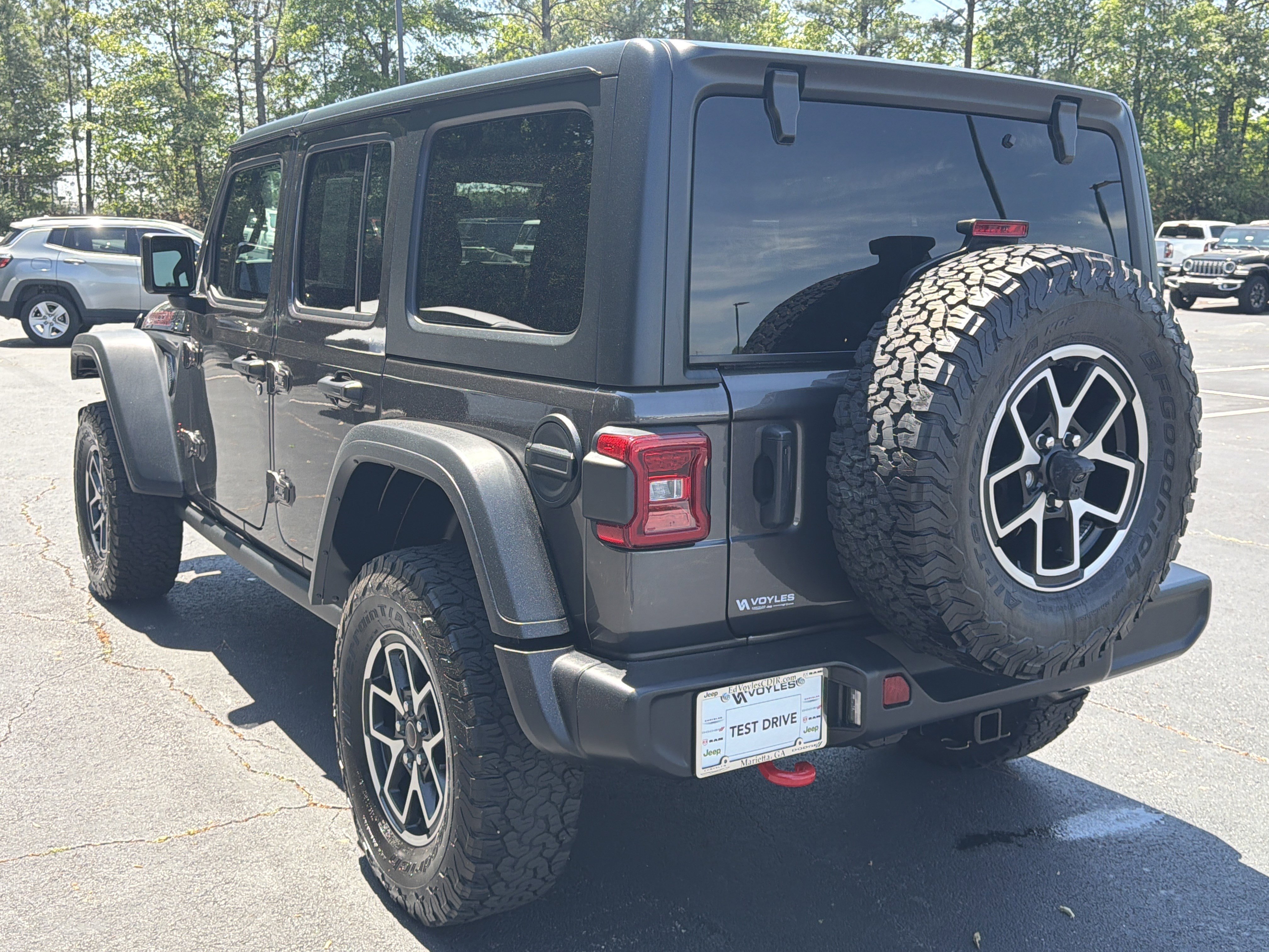 Used 2025 Granite Crystal Metallic Clearcoat Jeep Rubicon image 6