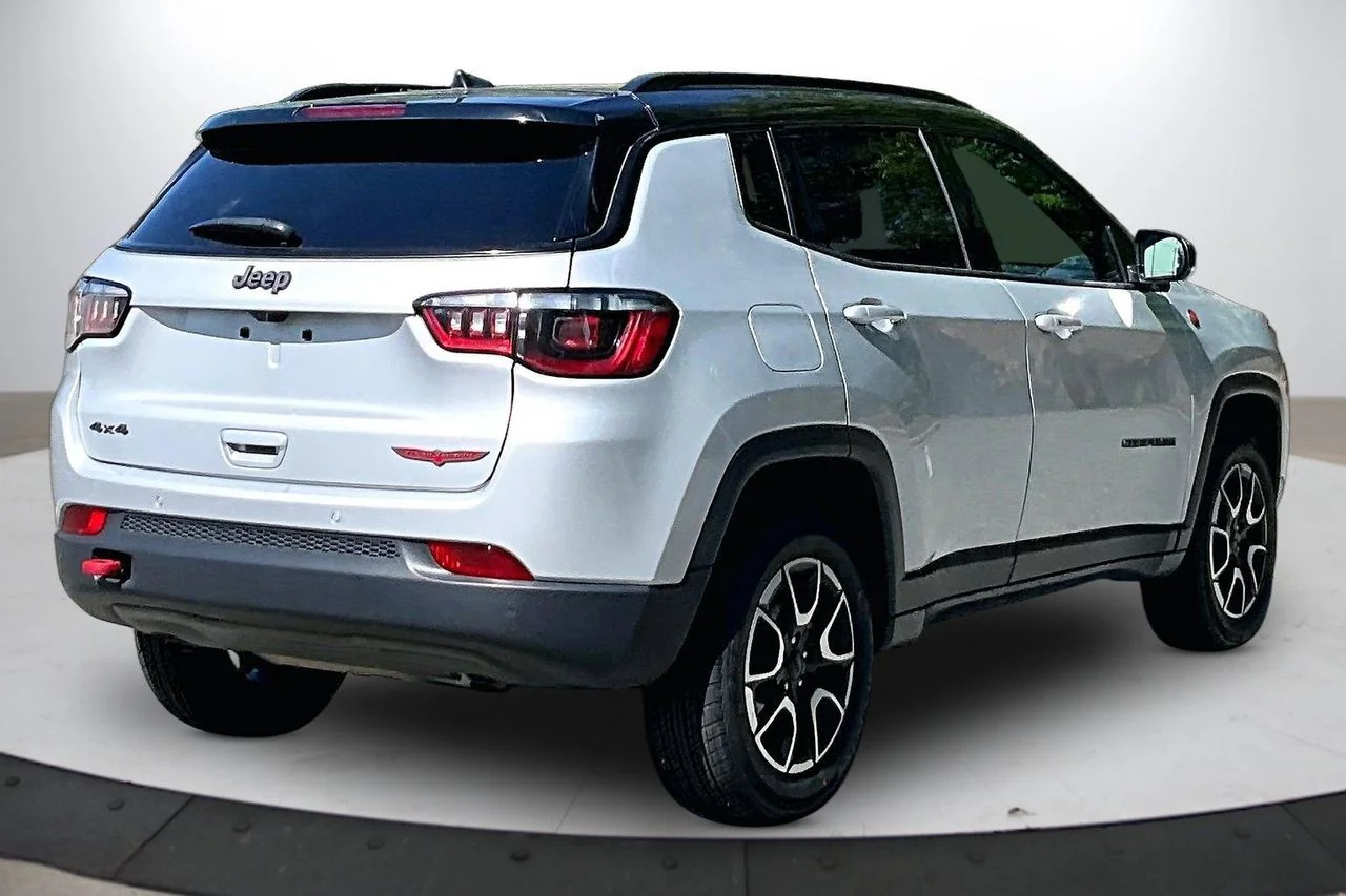 Used 2024 Silver Jeep Trailhawk image 8