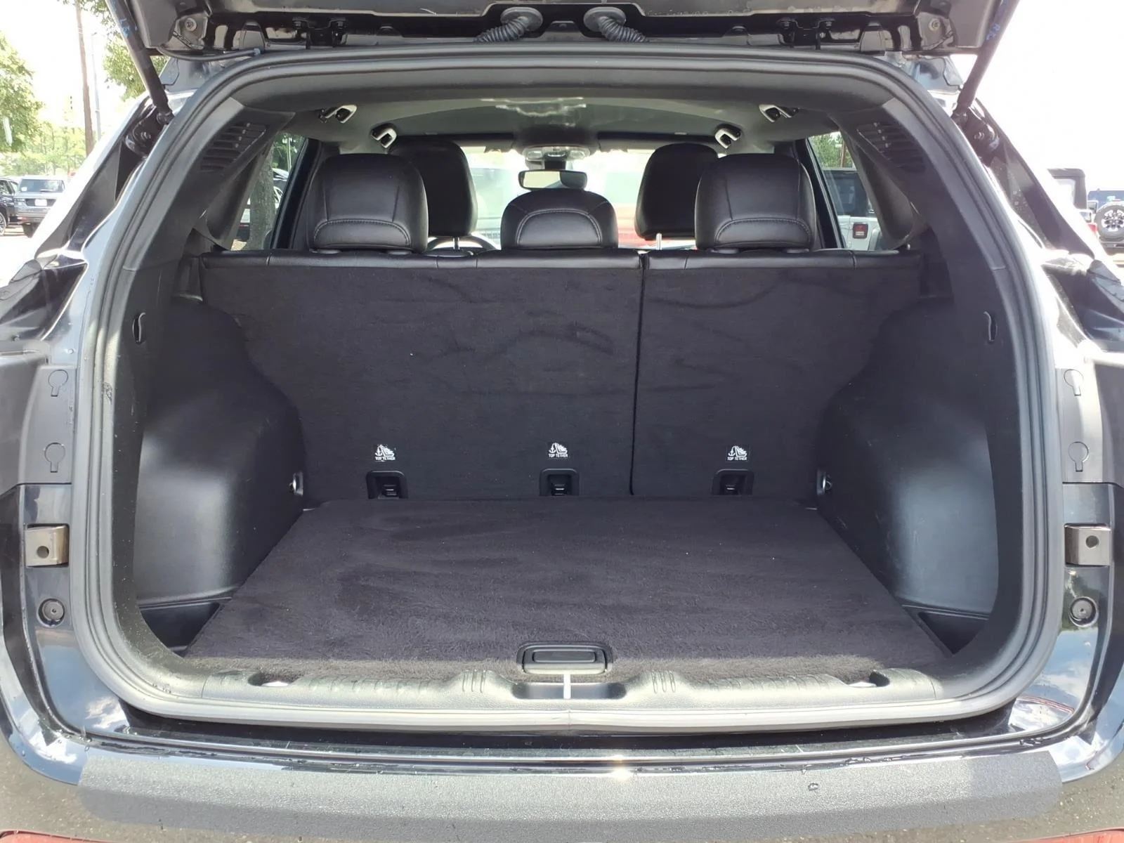 Used 2024 Diamond Black Crystal Pearlcoat Jeep Latitude image 30