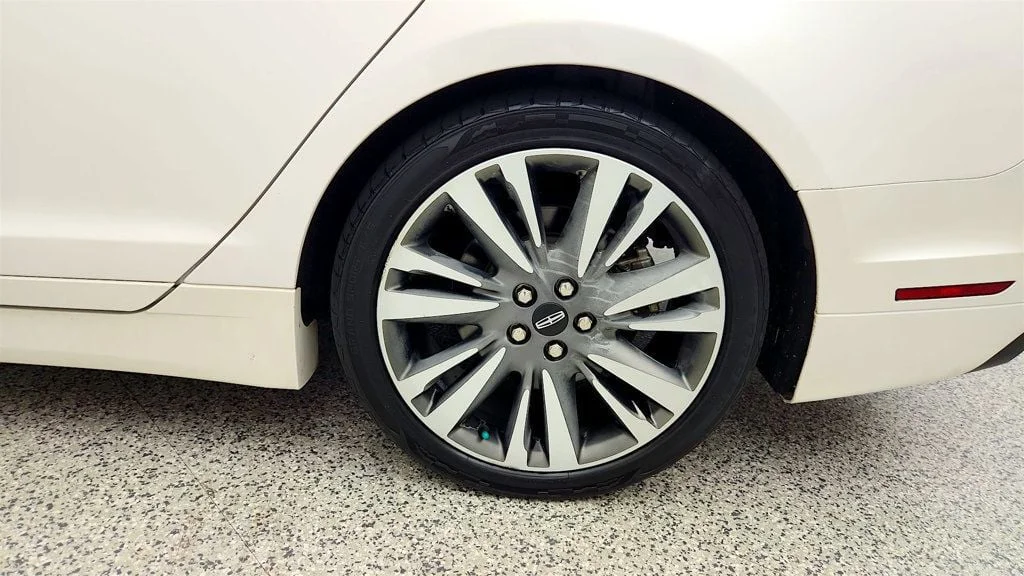Used 2020 White Platinum Metallic Tri-Coat Lincoln Hybrid Reserve FWD image 9