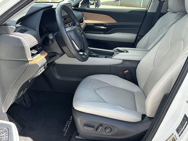 Certified Used 2024 WIND CHILL PEARL Toyota  image 22