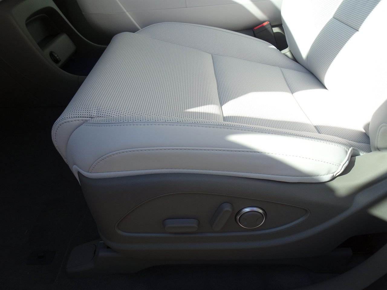 New 2027 Silver Hyundai SEL 7P image 9