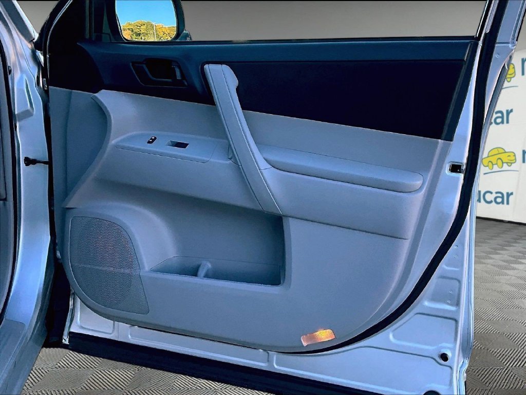 Used 2013 Silver Toyota Base image 12