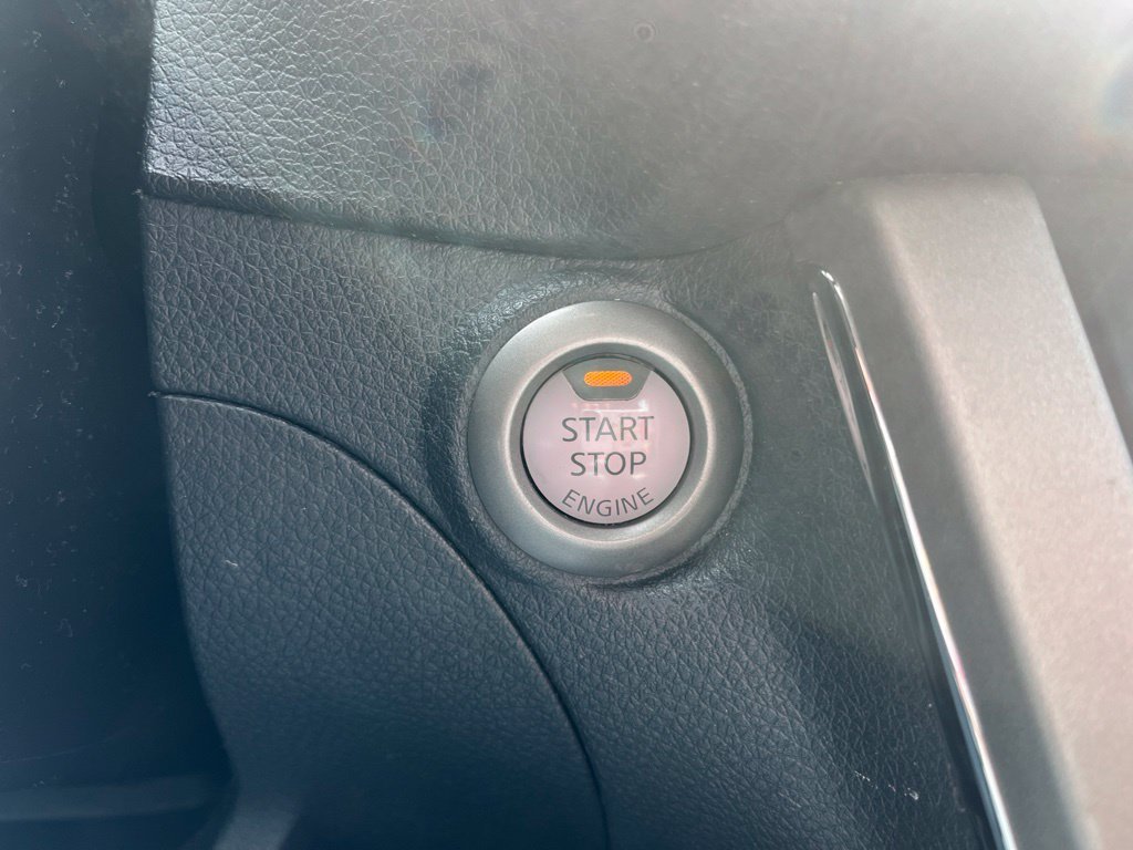 Used 2015 Silver Nissan SV image 21