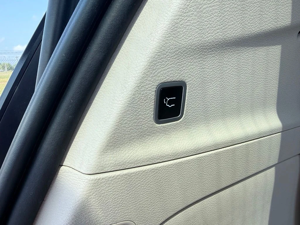 Used 2017 Silver Chrysler Limited image 10
