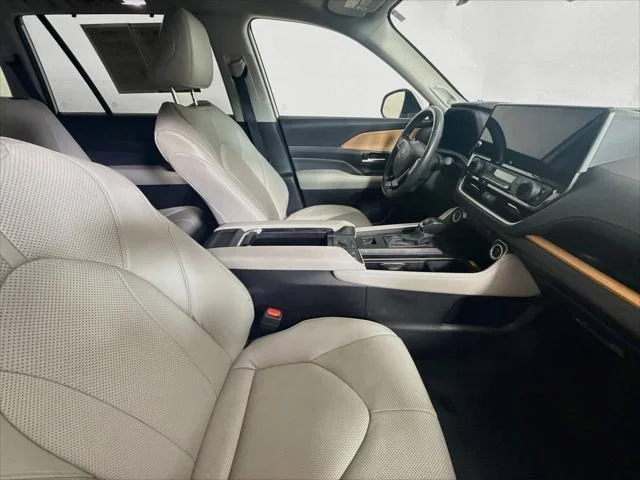 Certified Used 2024 WIND CHILL PEARL Toyota  image 27