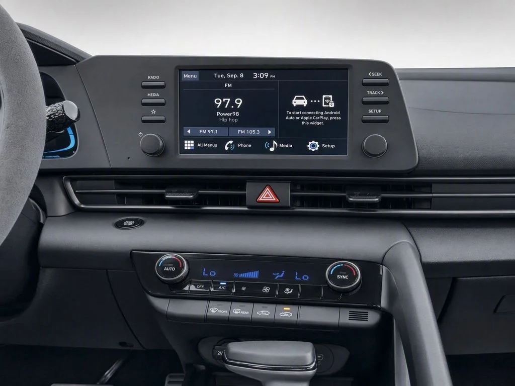 Used 2025 Red Hyundai SEL Sport image 16
