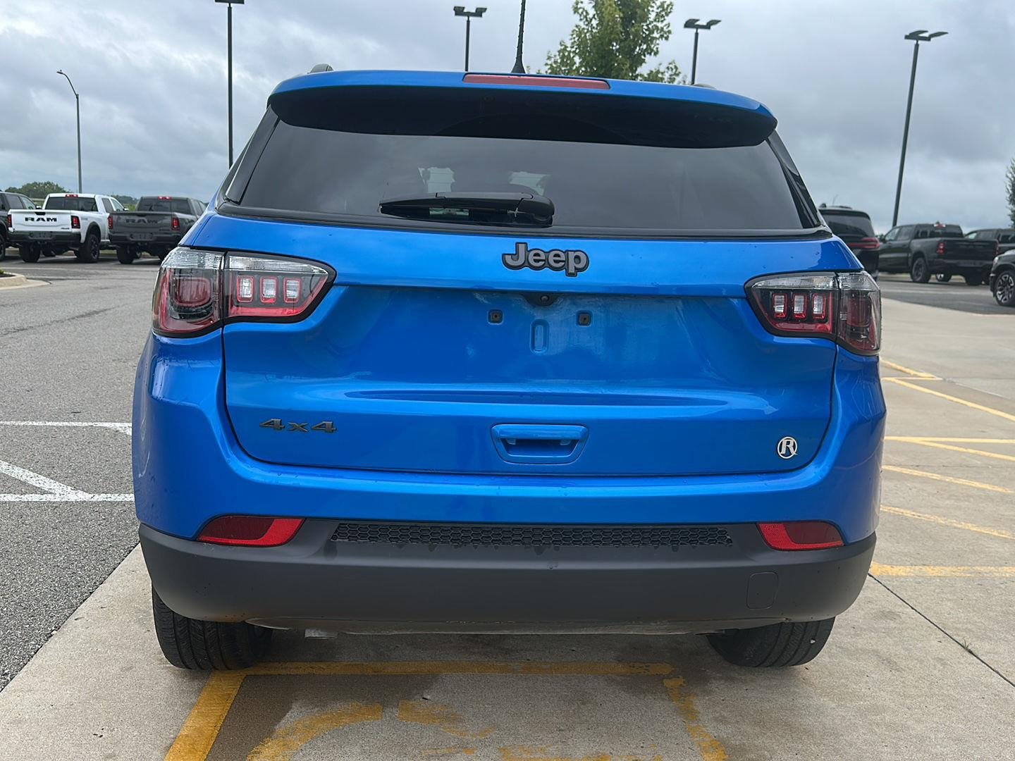 New 2026 Hydro Blue Pearl-Coat Exterior Paint Jeep Latitude Altitude image 3
