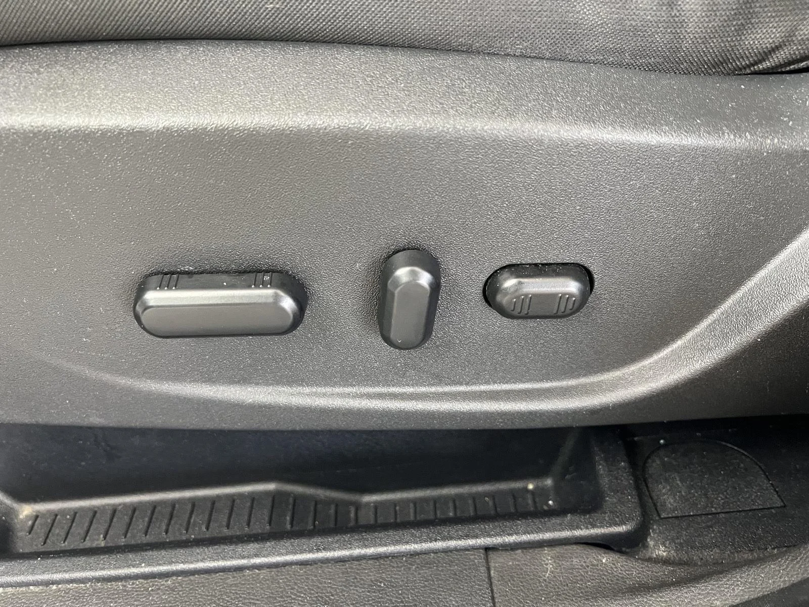 Used 2016 Wh Ford SE image 8