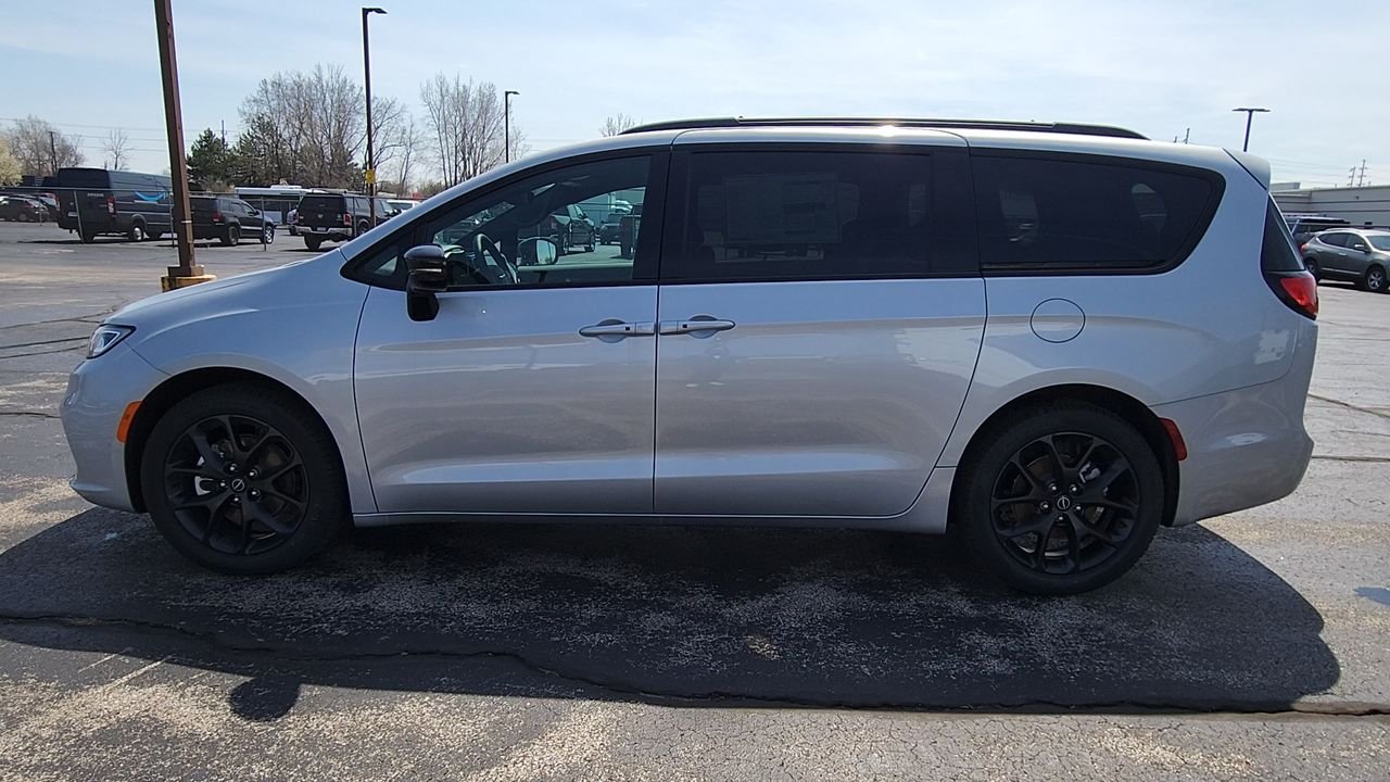New 2026 Silver Mist Clear-Coat Exterior Paint Chrysler Select image 5