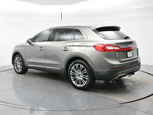 Used 2016 Luxe Metallic Lincoln Reserve image 5