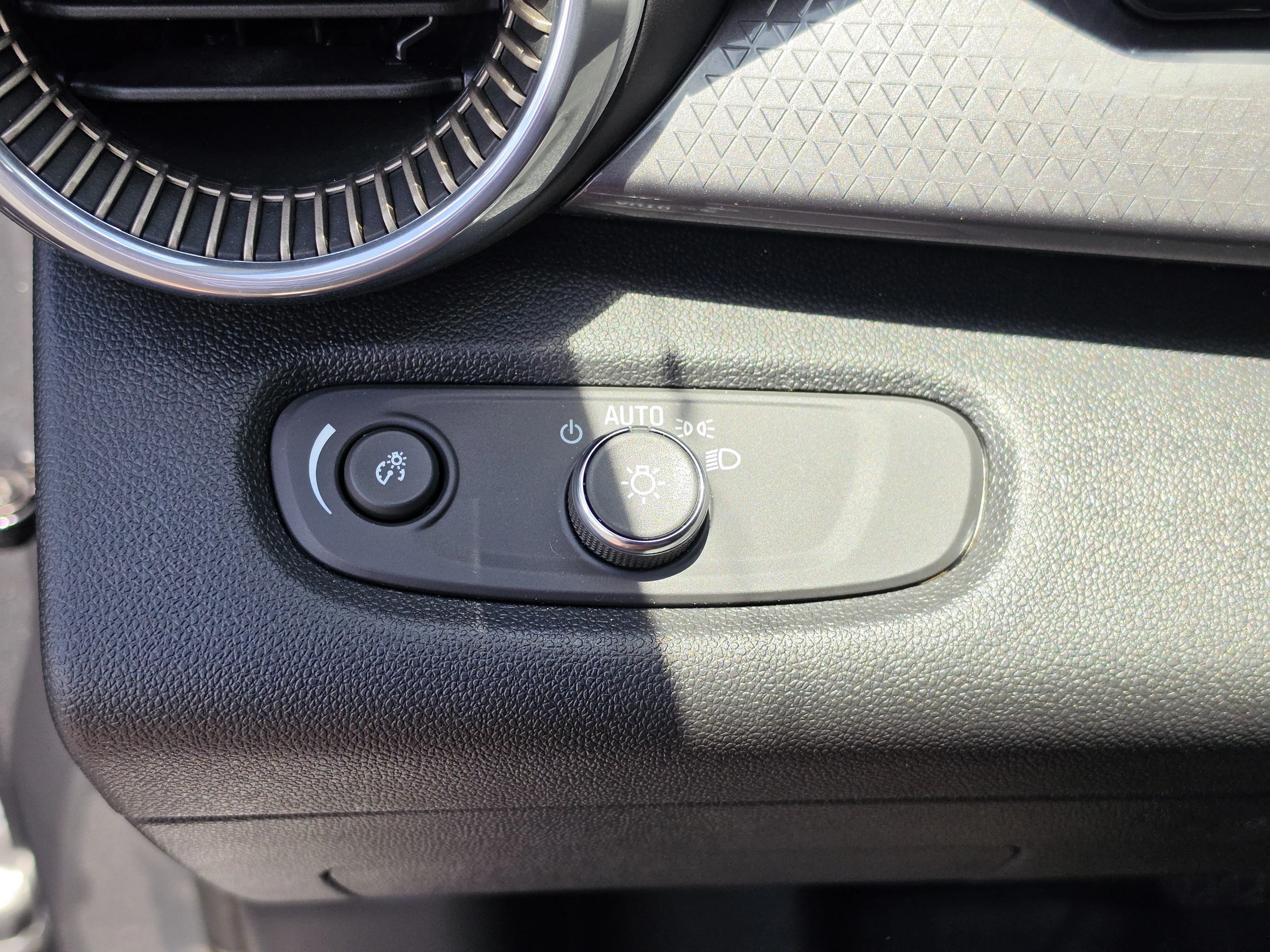Used 2025 Sterling Gray Metallic Chevrolet ACTIV image 31