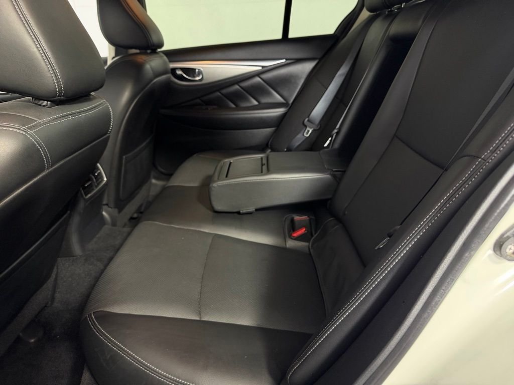Used 2023 White INFINITI LUXE image 26