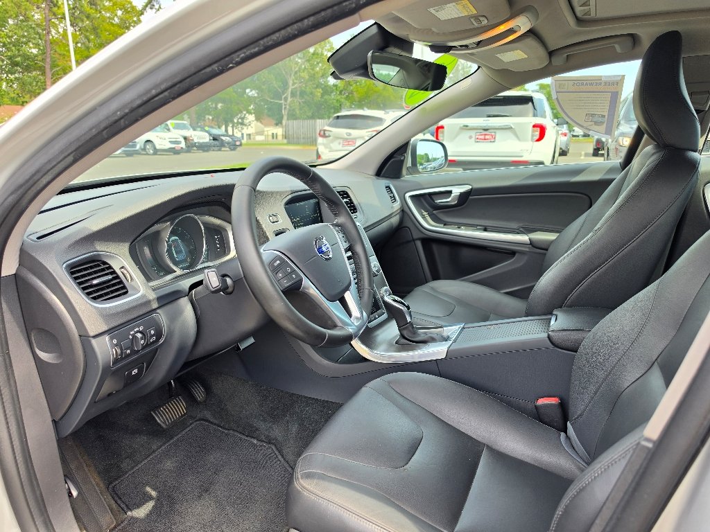 Used 2016 Silver Volvo T5 Drive-E Premier image 33