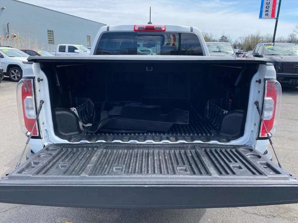 Used 2019 Summit White GMC 4WD SLE image 24