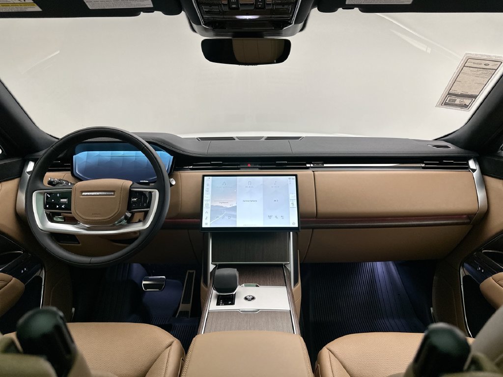 Used 2025  Land Rover SE image 6