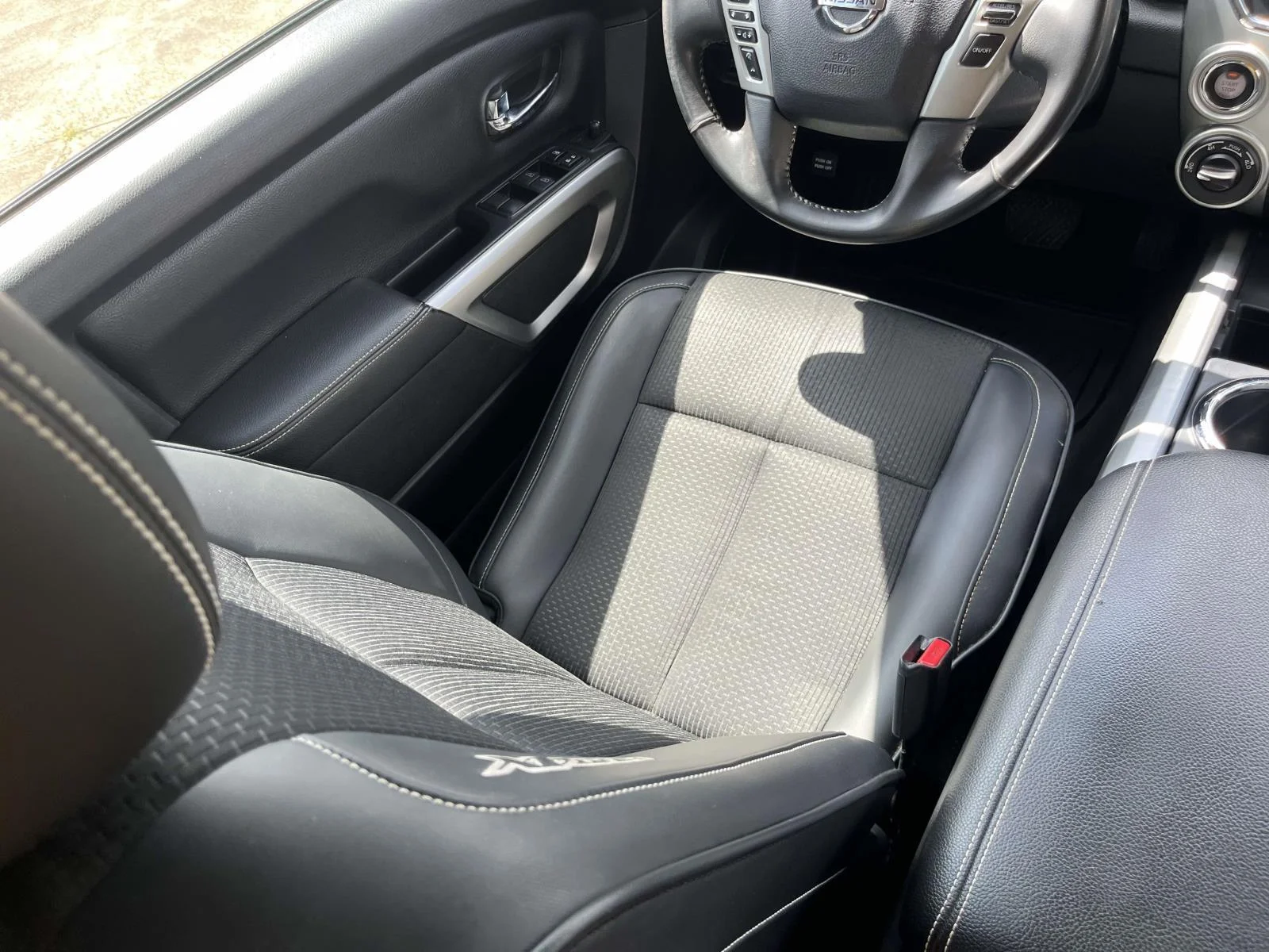 Used 2018 Magnetic Black Nissan 4x4 Crew Cab PRO-4X image 17