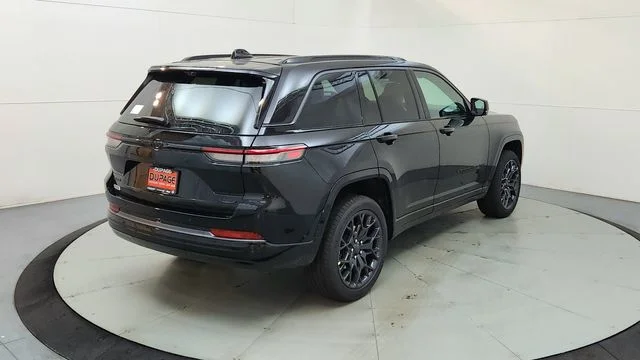 New 2026 Diamond Black Crystal Pearl-Coat Exterior Paint Jeep Summit image 10