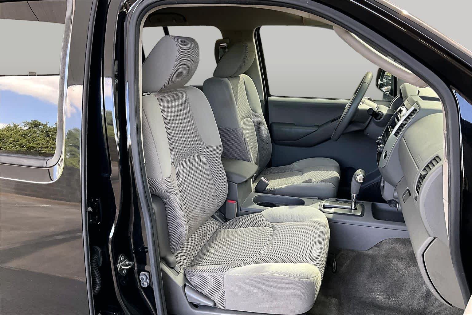 Used 2010 Super Black Nissan SE image 8