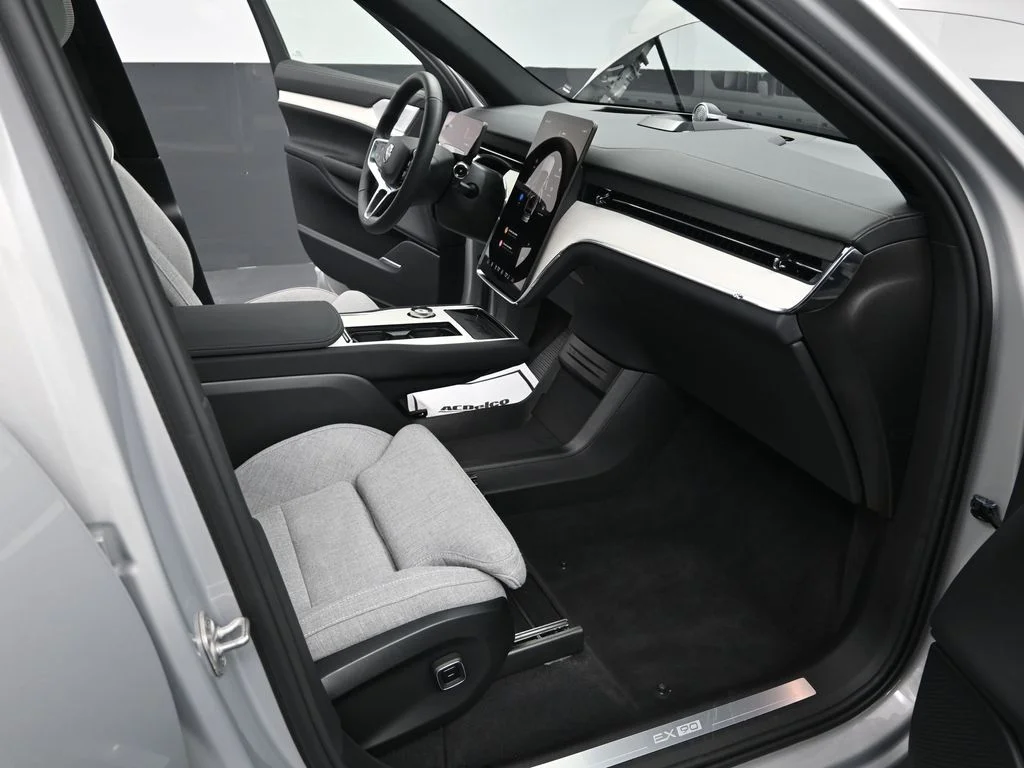 2025 Volvo EX90 Ultra - Photo 18