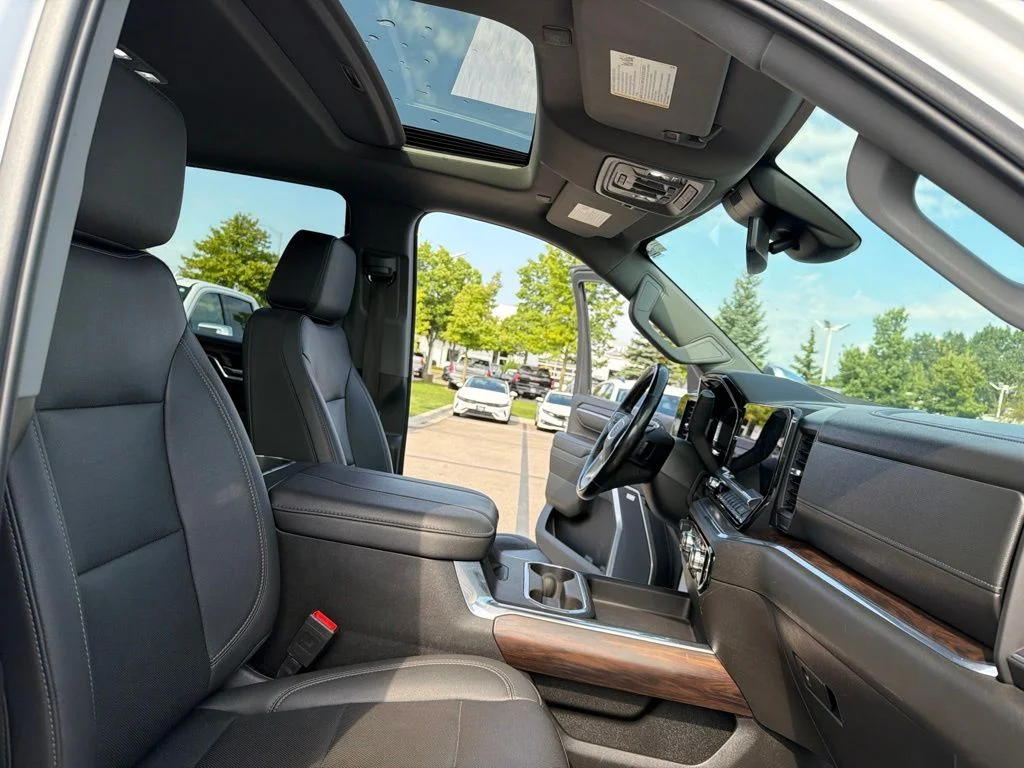 Used 2024 White GMC SLT image 27