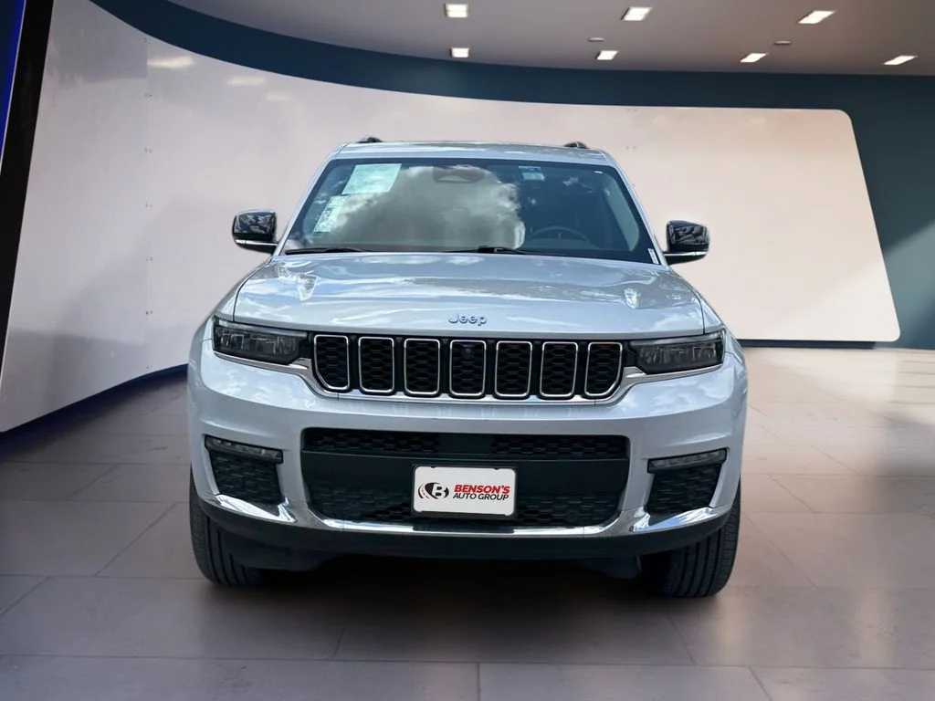 Used 2022 Silver Jeep Limited image 8