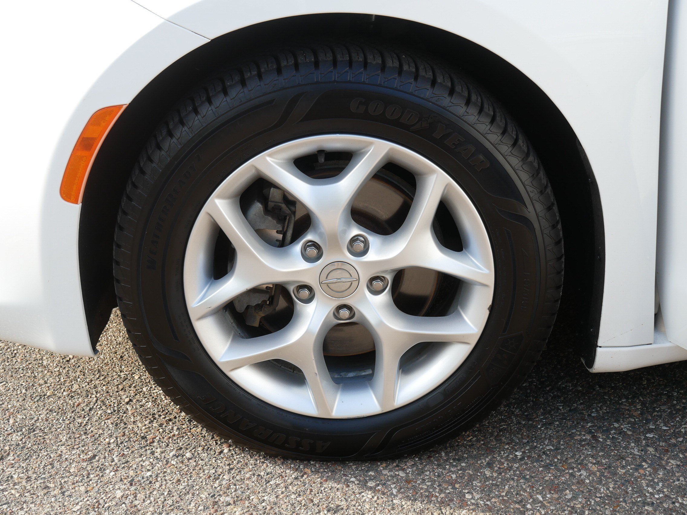 Used 2017 Bright White Clearcoat Chrysler Touring-L image 15