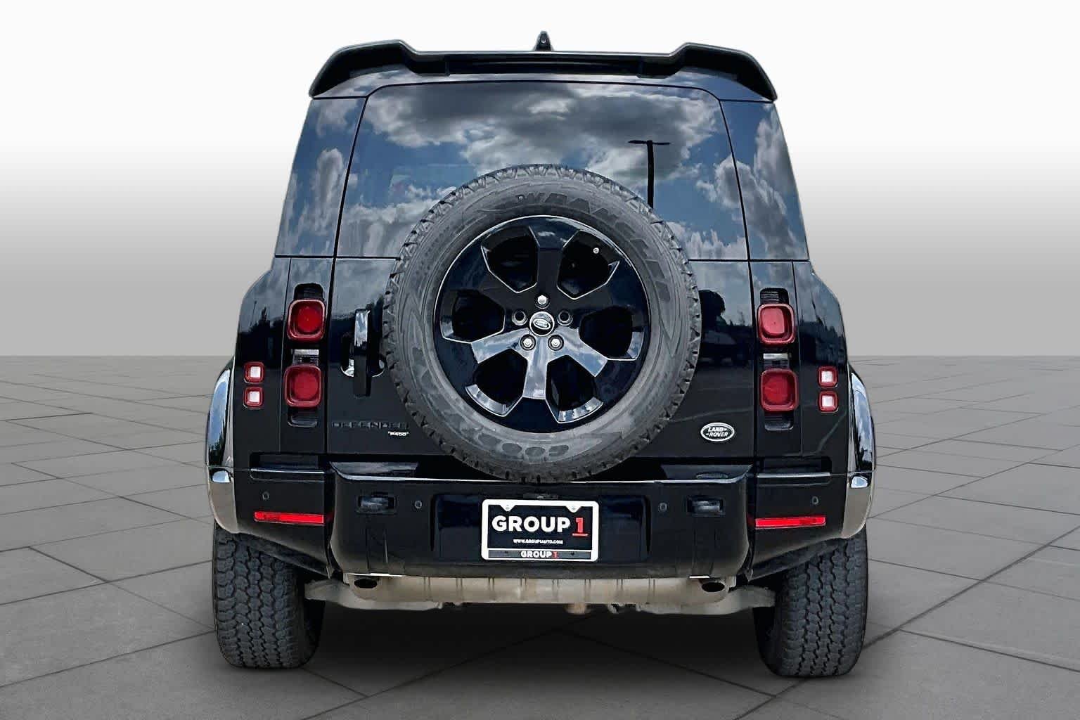Used 2022 Santorini Black Metallic Land Rover X-Dynamic SE image 5