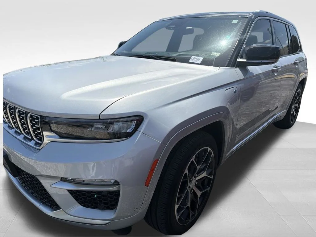 Used 2022 Silver Jeep Summit Reserve 4xe image 11