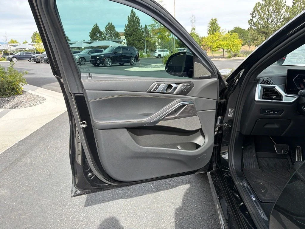 Used 2025 Black BMW xDrive40i image 9