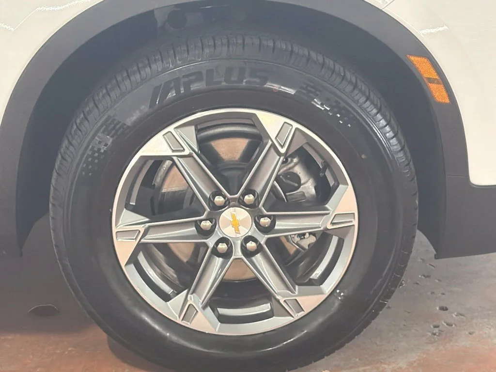 Used 2025 Summit White Chevrolet LT image 9